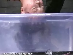 Cô gái bras top dien ...